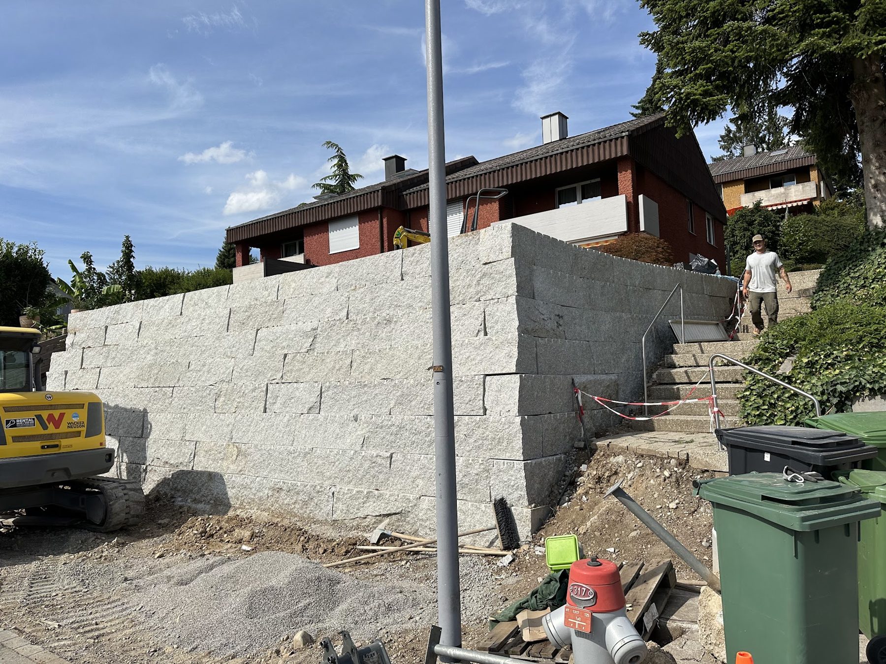 Baustelle: Stützmauer aus grossen Granitblöcken mit Treppe