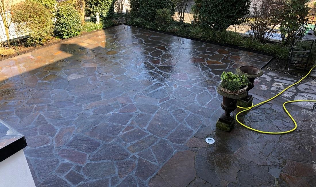 Terrasse aus Polygonalplatten in Naturstein